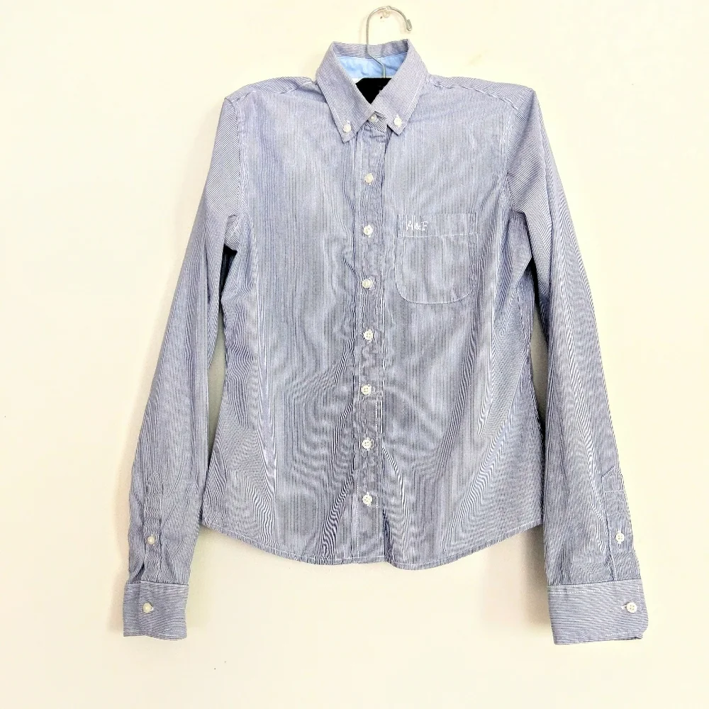 3/12 A&F blue white button down shirt curvy wa… - Picture 4 of 14